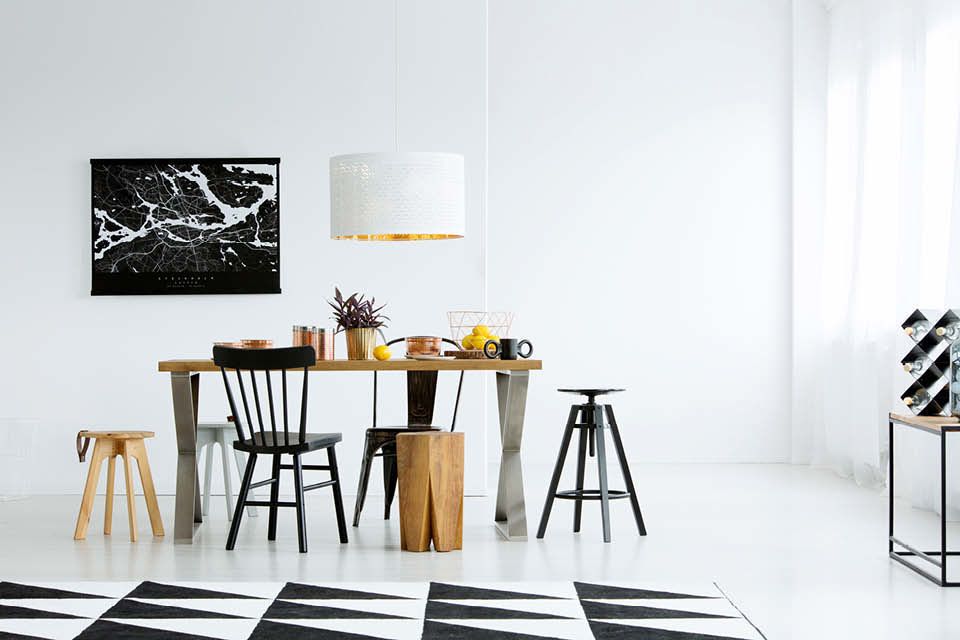 Heller, moderner Essbereich mit Mix aus Stühlen, Holzdetails und stilvollen Deko-Elementen.