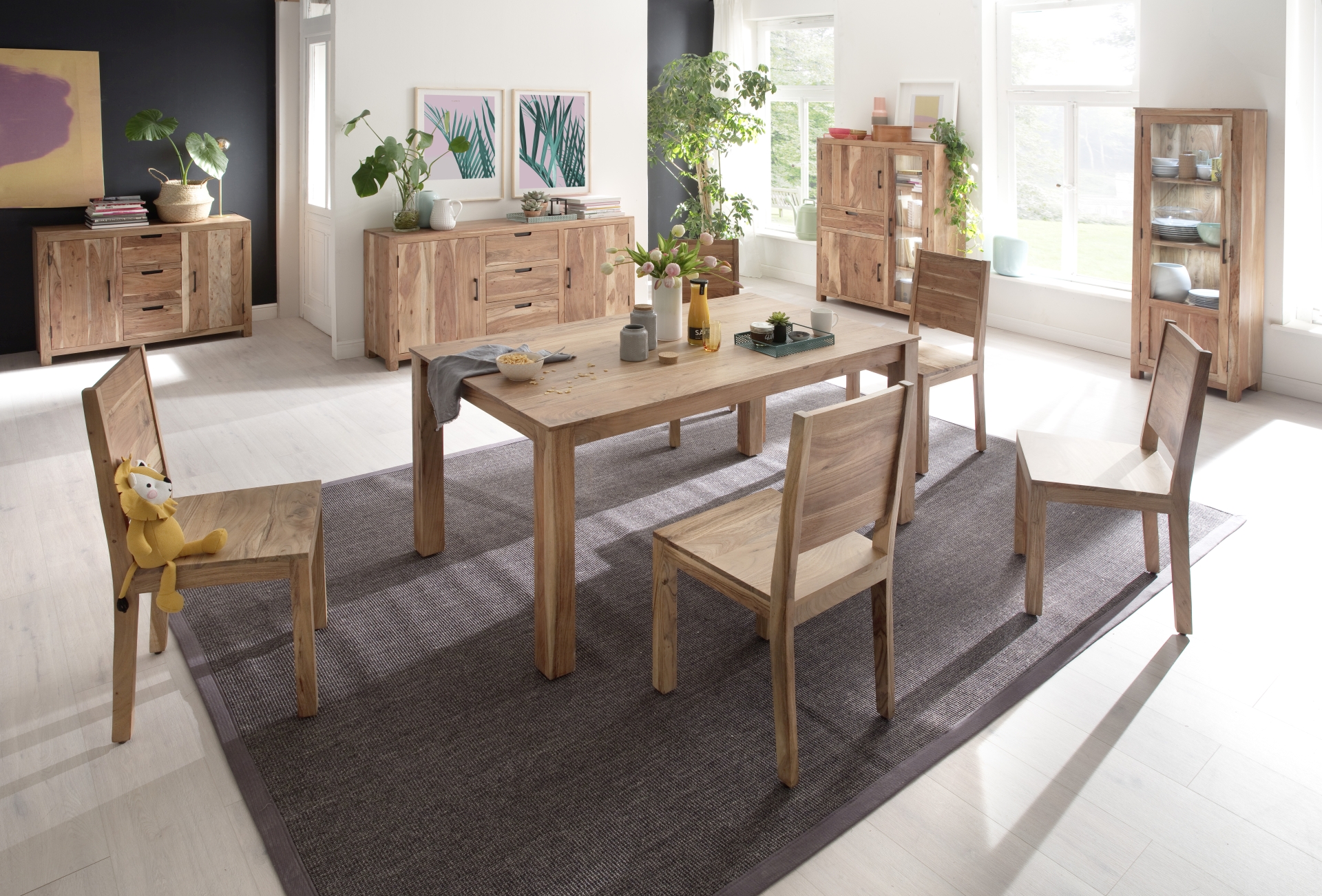 Möbel AS- Holzmöbel in einem hellen Esszimmer. Holz Esstisch mit 4 Essstühlen und 2 Holzschränken und einer Holzkommode