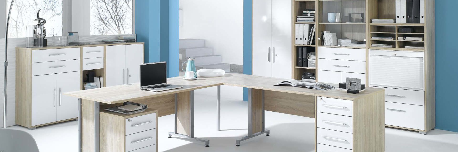 Arbeitsplatz klassisch Holzoptik Eckschreibtisch mit Schubladen Aktenschränke mit Türen sichtbare Griffe
