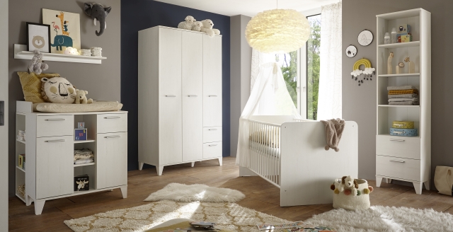 Kinderzimmer aus Holz im n weiß mit einem weißen Gitterbett, einem großen Schrank, einem Regal- - Möbel AS