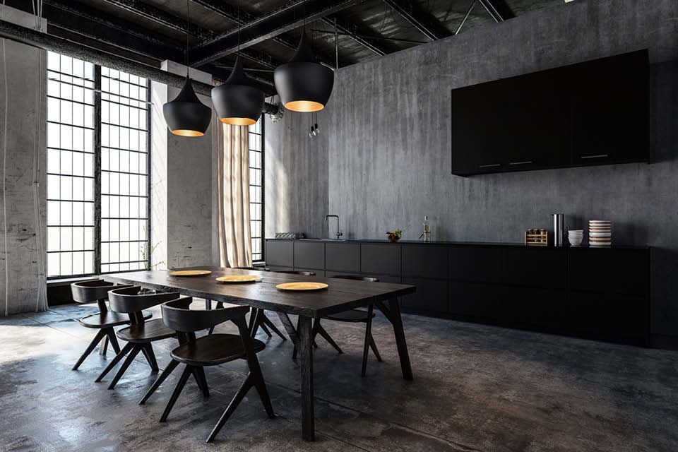 Moderne Loftküche im Industrial-Stil mit dunkler Einrichtung, großen Fensterflächen, schlichten Holzstühlen und markanten schwarzen Hängelampen.