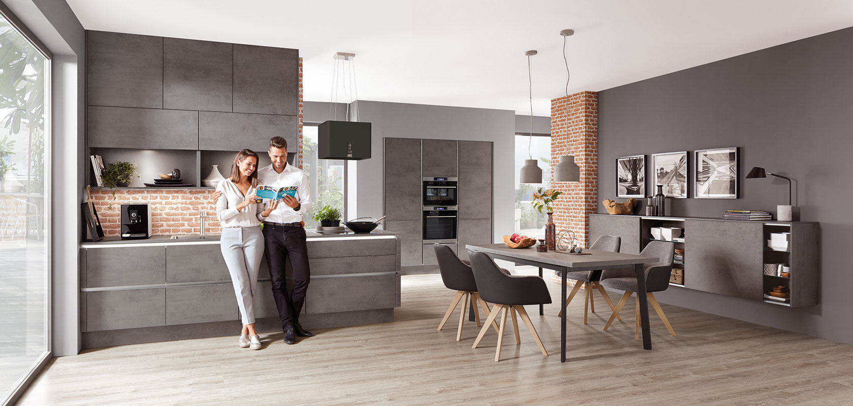 Moderne Wohnküche in Grau mit Kochinsel, Essbereich und offenem Design – stilvoll und gemütlich zugleich.