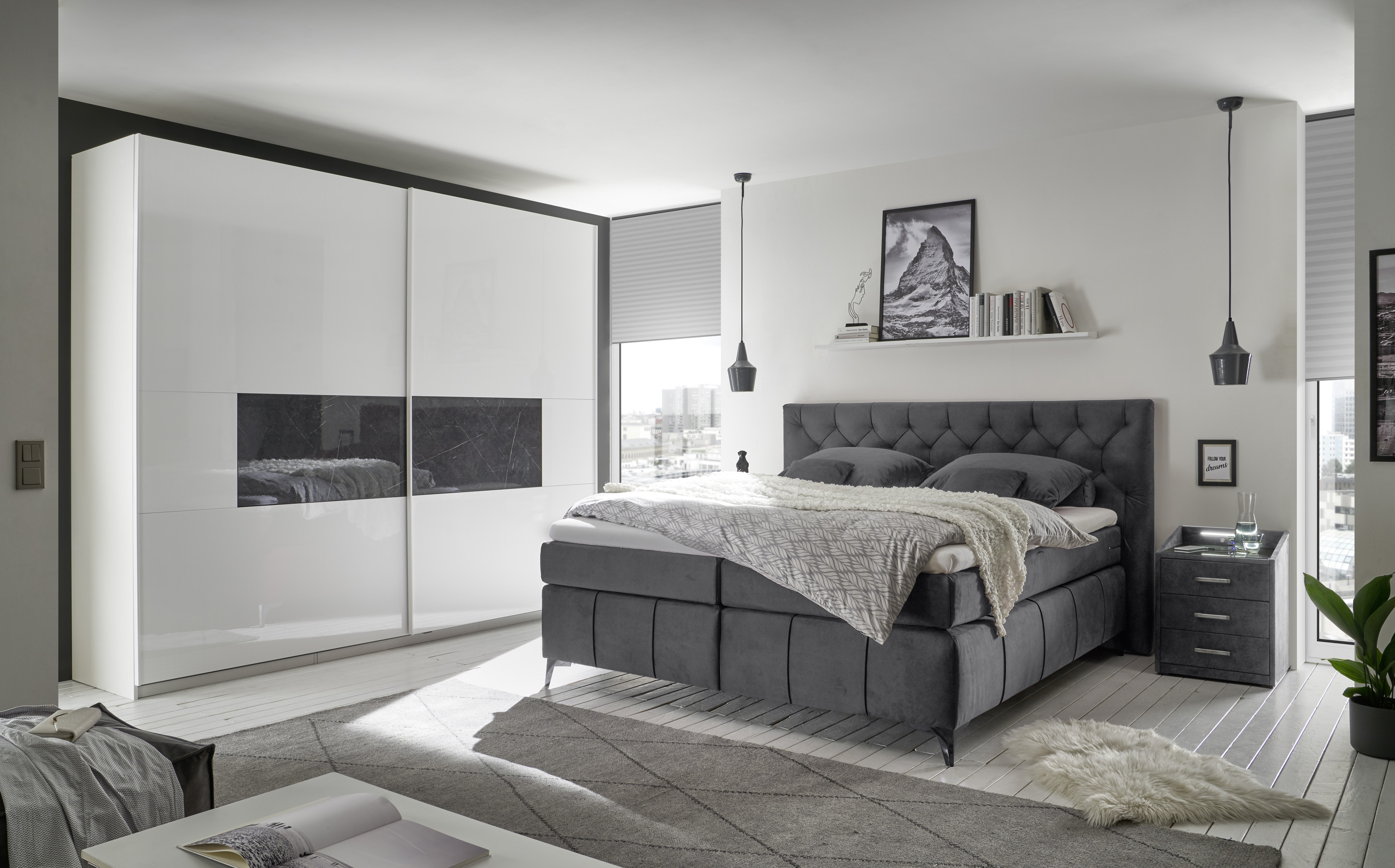 Möbel AS- Modernes Schlafzimmer mit einem grauen großen Bett und einen weißen Kleiderschrank und eine anthrazit Nachttisch und 2 Hängelampen