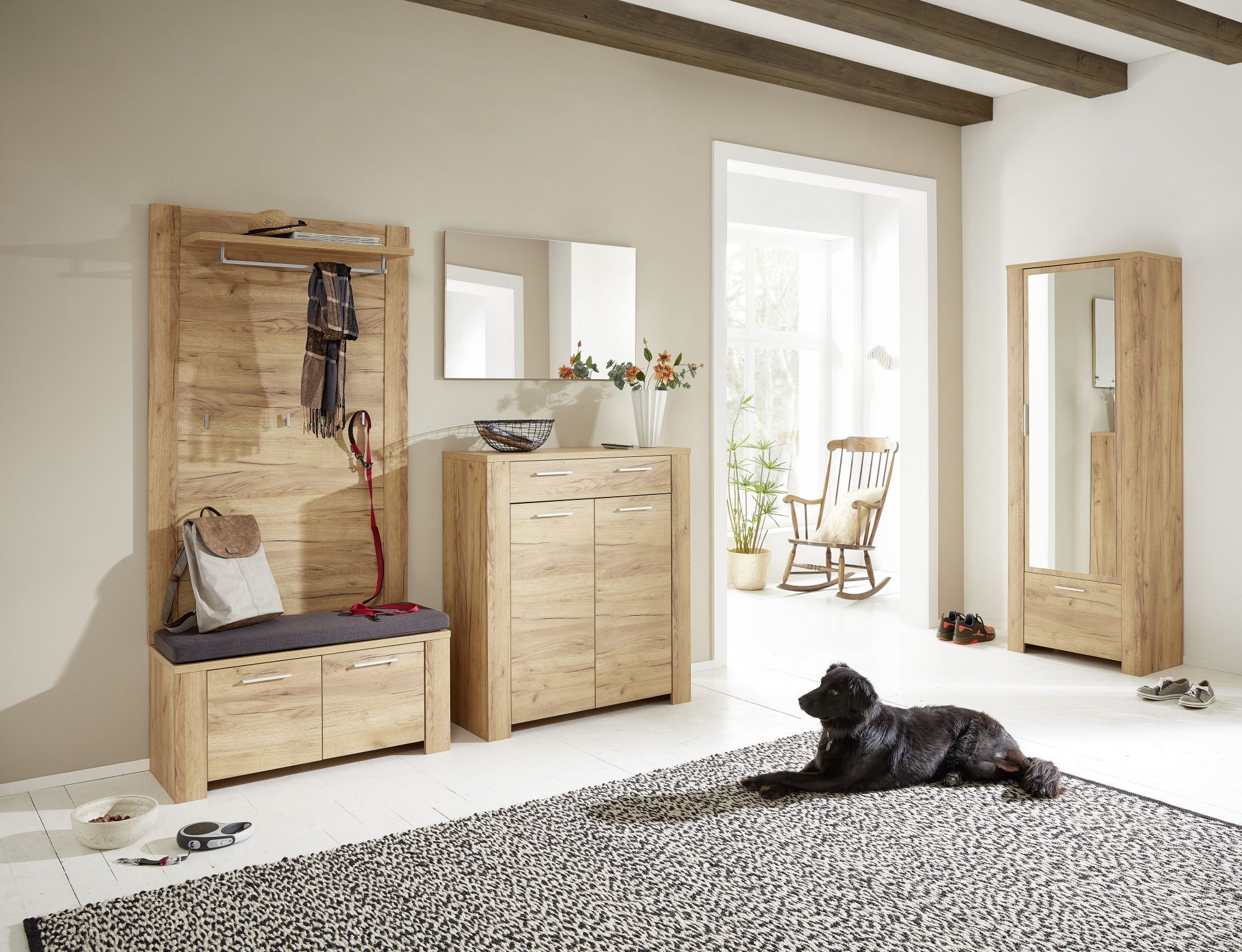 Garderobe aus Holz Spiegelgarderobe  Sitzgarderobe Jackenablage. Ein Hund sitzt auf dem Teppich